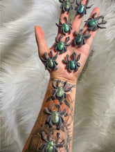Load image into Gallery viewer, Color Changing Spider Gripper