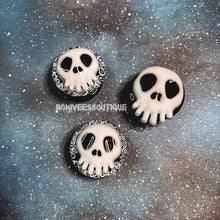 Load image into Gallery viewer, Mansion Skull Phone Grip